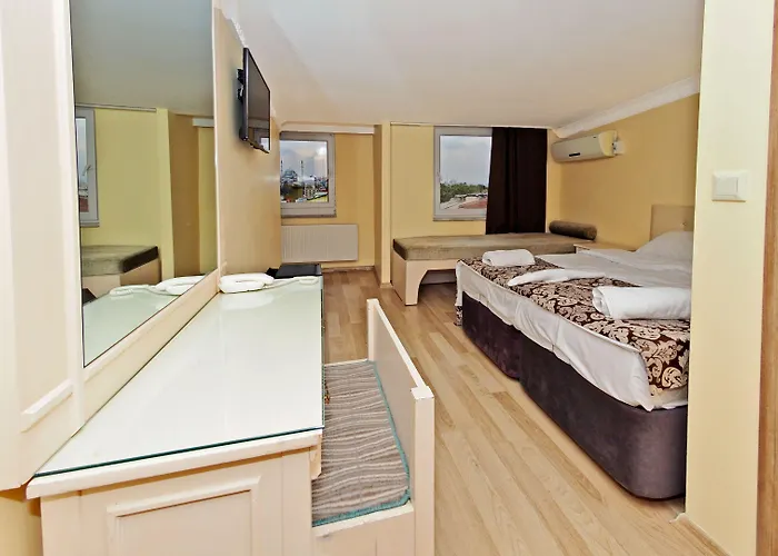 The Queen Hotel 5*