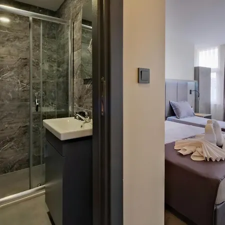The Queen Hotel 5*
