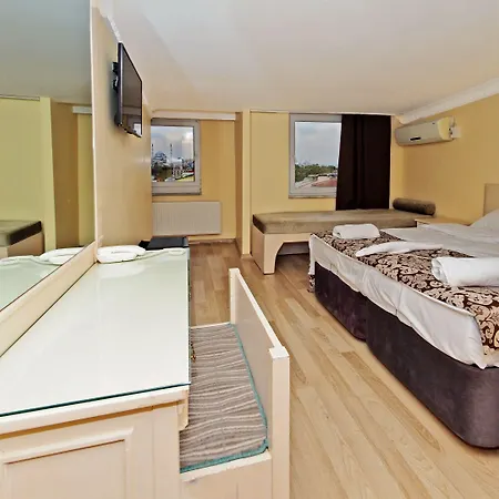 The Queen Hotel 5*